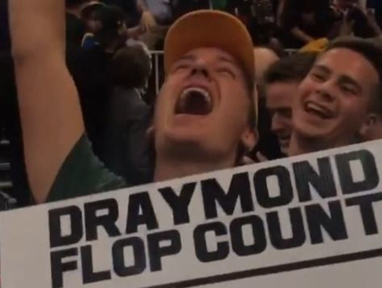 Pas rancunier, Draymond Green signe une pancarte ‘Green Flop Count’