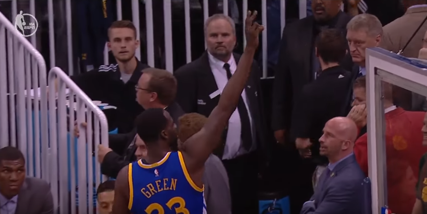Draymond Green chambre les fans du Jazz après avoir pris une technique