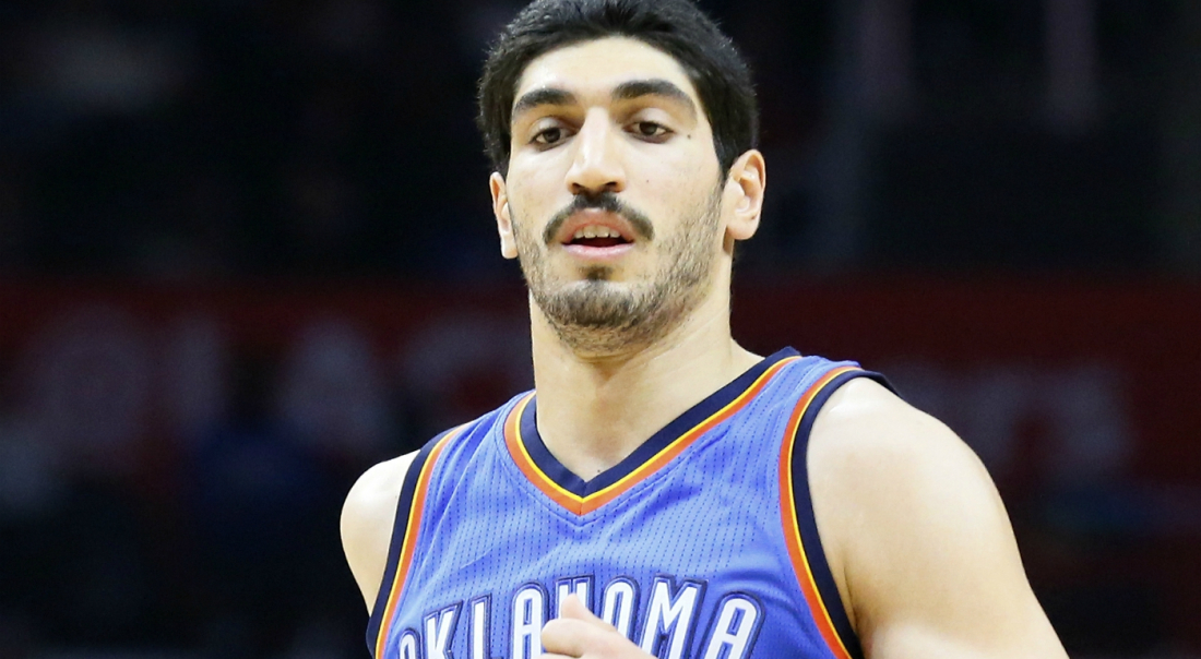 Même sans passeport, Enes Kanter peut jouer à l’étranger