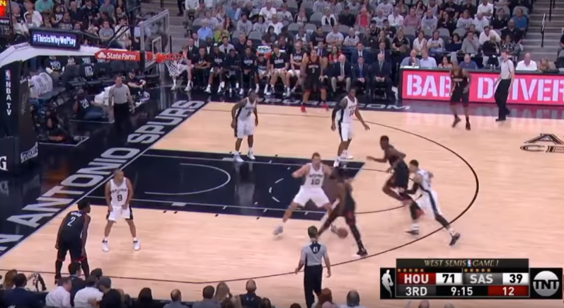 James Harden claque la passe de la nuit pour Clint Capela