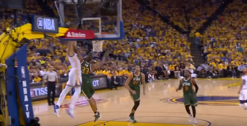 Stephen Curry envoie JaVale McGee dans les airs et c’est Boris Diaw qui prend