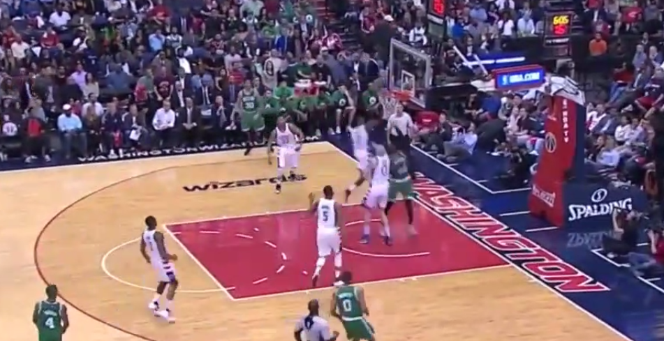 Le gros contre de John Wall sur Jae Crowder !
