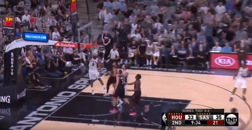 Fail : Kawhi Leonard rate un layup tout seul !