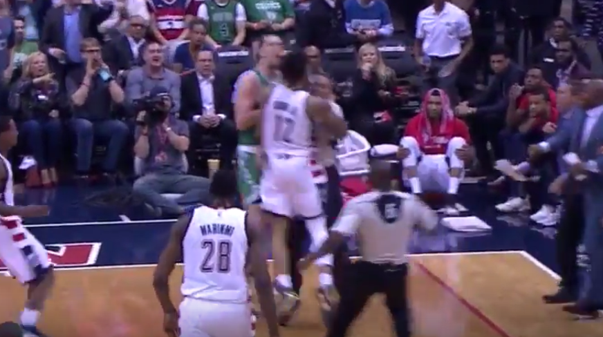 Furieux après un écran musclé, Kelly Oubre Jr renverse Kelly Olynyk !