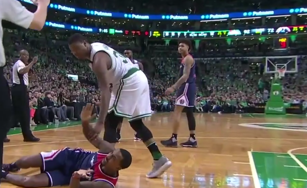 Les fans de Boston chantent « F**** you Oubre »