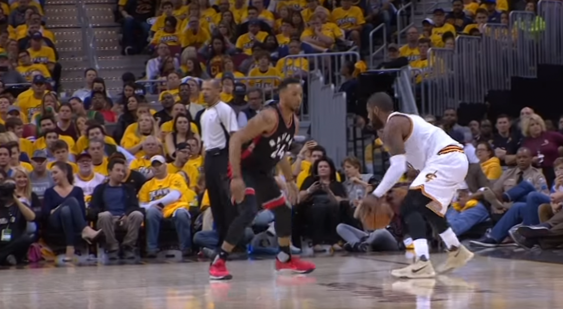 Top 5 : Kyrie Irving fait danser Norman Powell