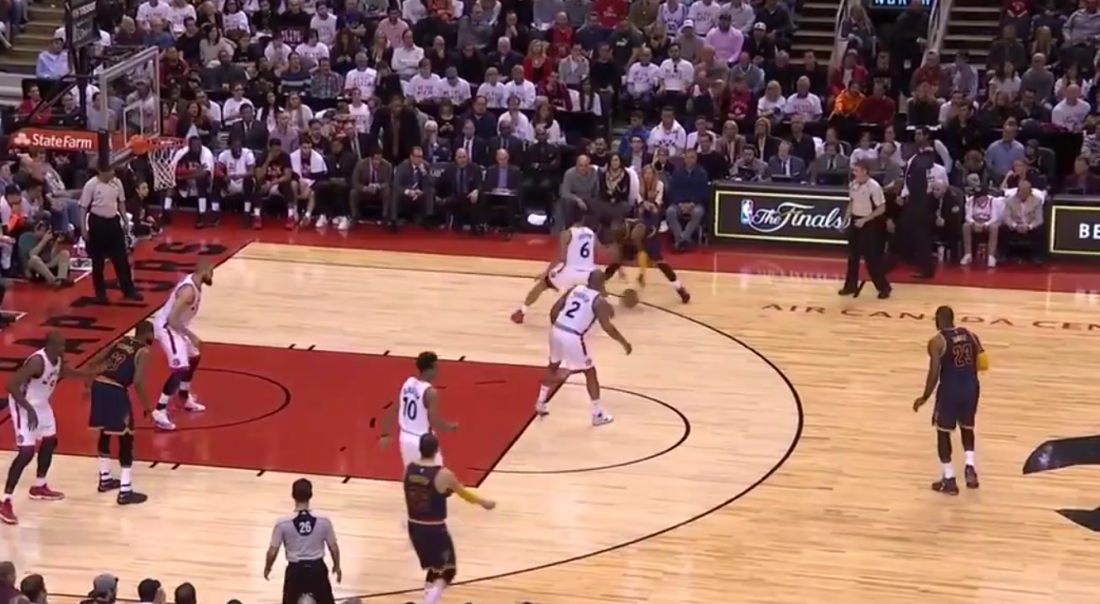 Kyrie Irving fait du sale à Cory Joseph