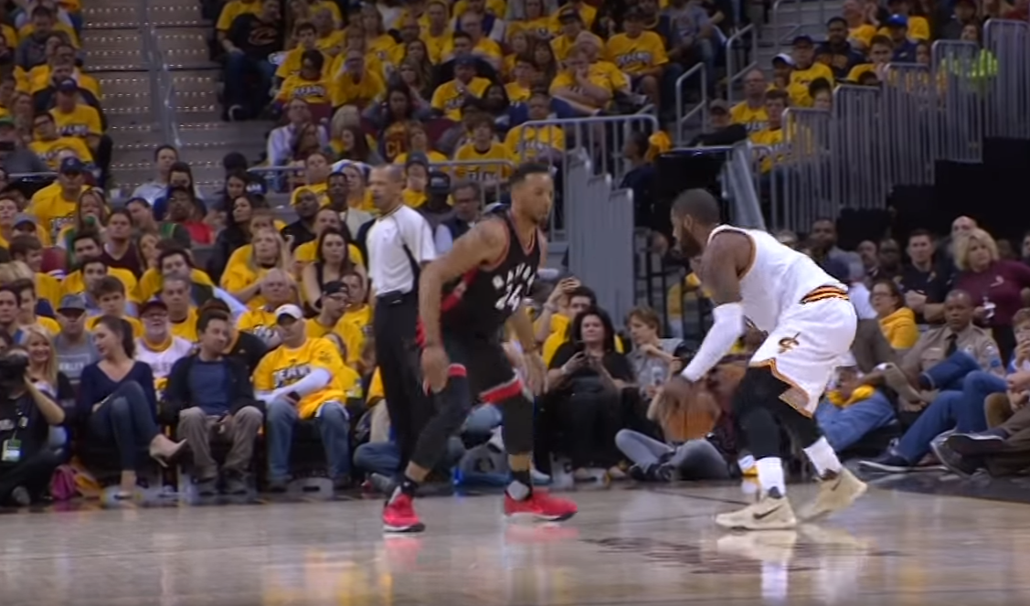 Top 5 : Kyrie Irving fait danser Norman Powell