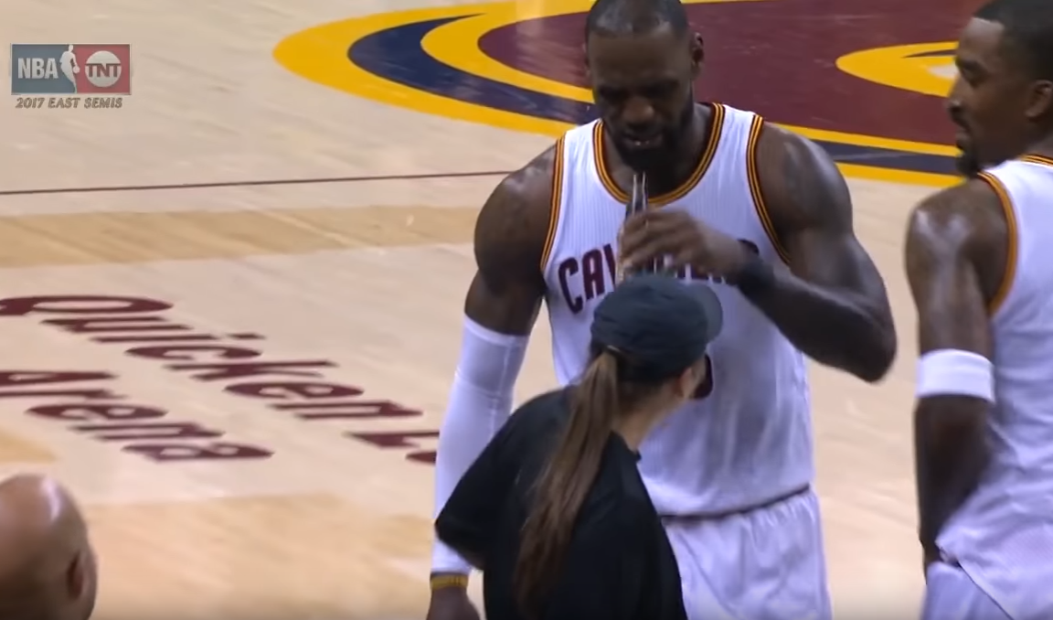LeBron James pas loin de se faire une bière en plein match