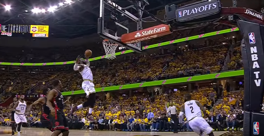 Mamma Mia ! LeBron James donne le ton du match avec un énorme dunk
