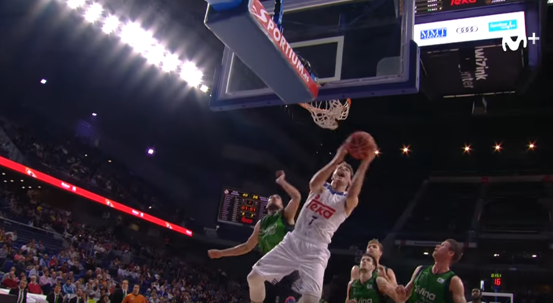 Le prodige Luka Doncic marque un superbe panier « à la Jordan »