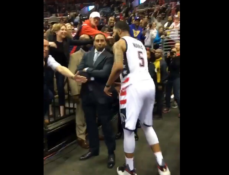 Au calme, Markieff Morris met une « fessée » à un journaliste