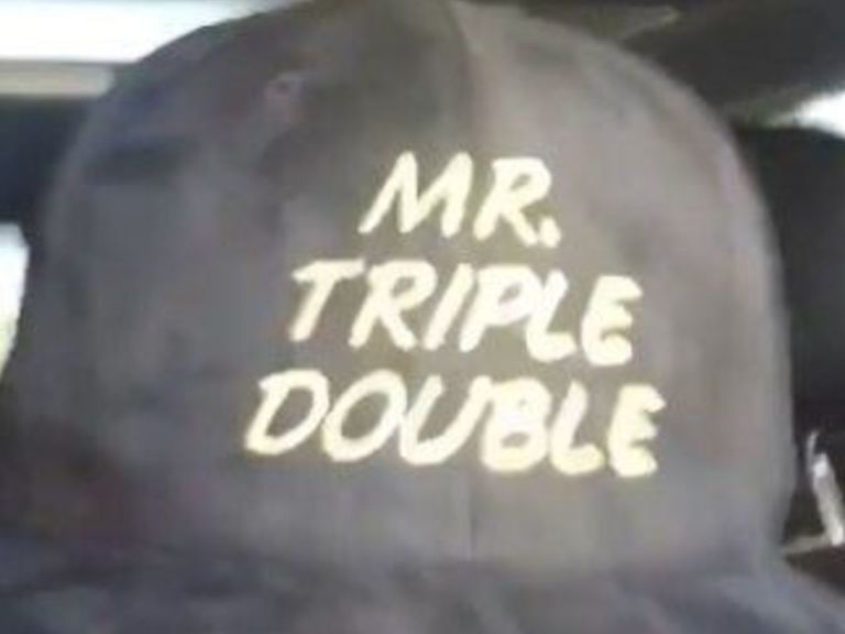 Russell Westbrook se balade avec une casquette « Mr. Triple-double »