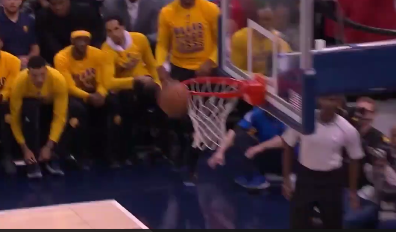 Tout arrive : Stephen Curry balance un gros airball à 3 points !