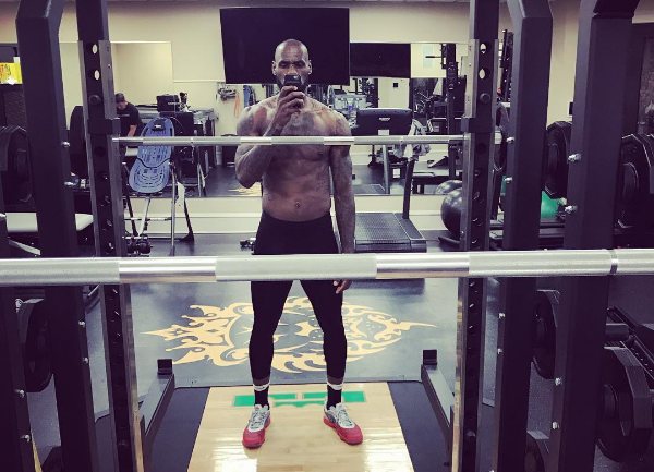 LeBron déjà de retour à la salle, la boule à zéro