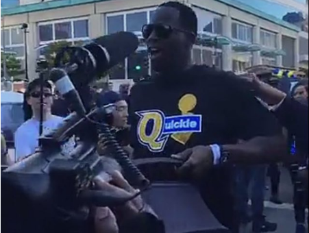 Parade : Draymond Green bien évidemment en train de chambrer