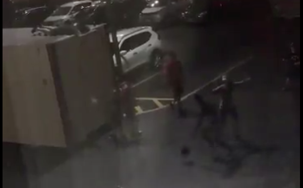 L’amour vrai du basket : des jeunes jouent en faisant eux-même le panier