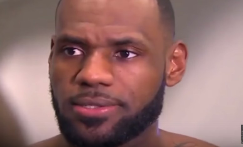 LeBron James tacle un journaliste après le Game 2