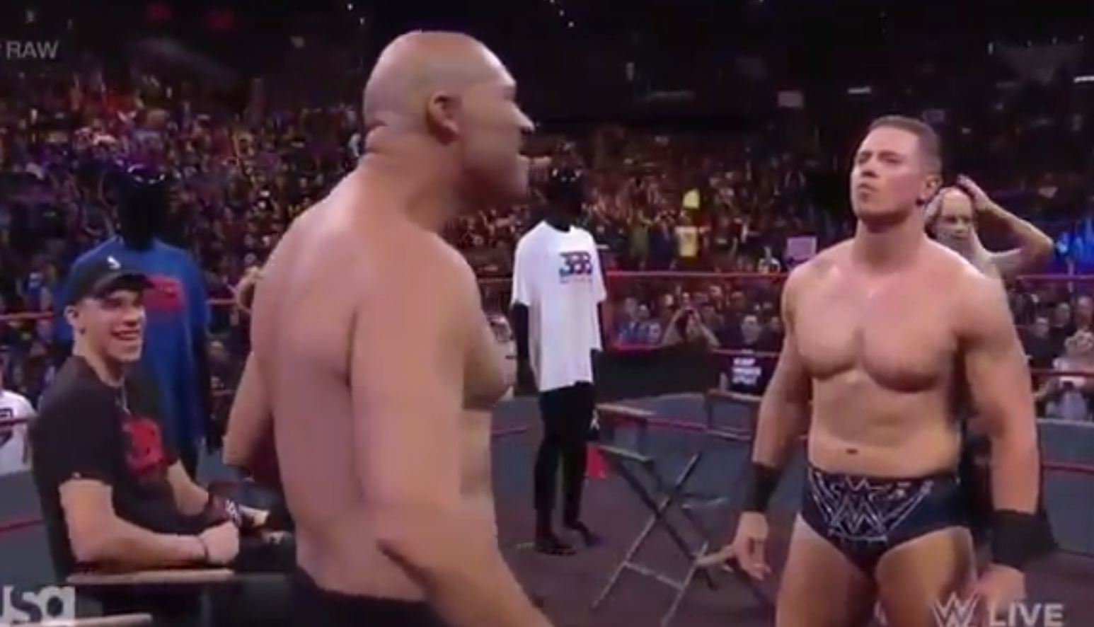 Gênant : LaVar Ball se fout torse nu sur un ring de catch