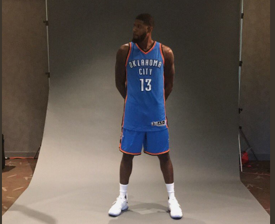 Paul George pose pour la 1ère fois avec le maillot d’OKC