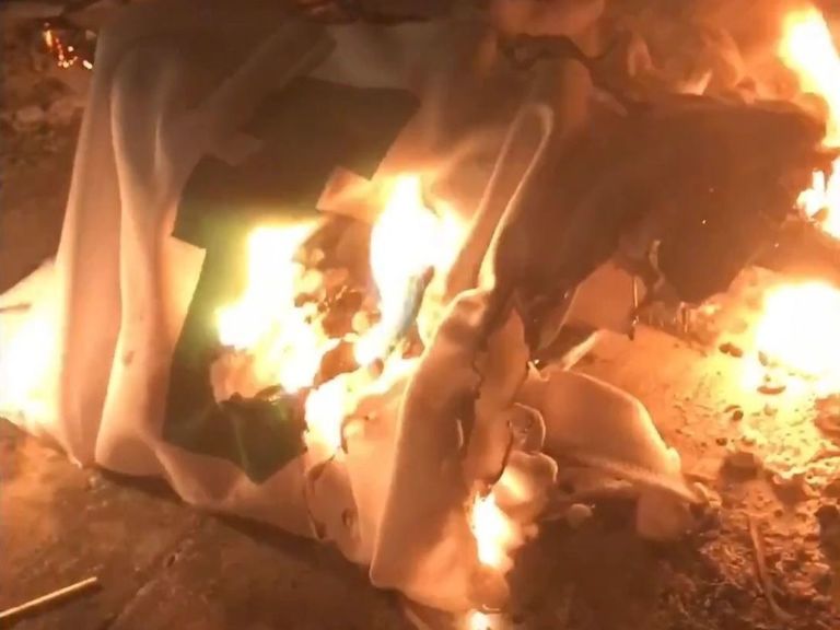 Incompréhensible : Des fans brûlent des maillots d’Isaiah Thomas