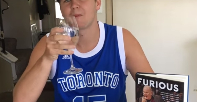 Un fan de Vince Carter perd son pari et mange… le livre de George Karl