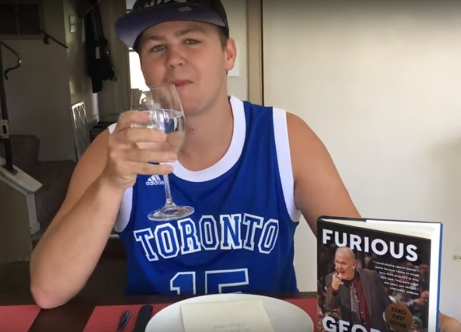 Un fan de Vince Carter perd son pari et mange… le livre de George Karl