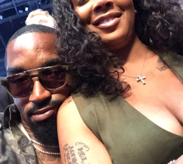 Kevin Love affiche JR Smith pendant le combat Mayweather-McGregor