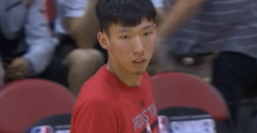 Zhou Qi blessé dès son premier match de pré-saison