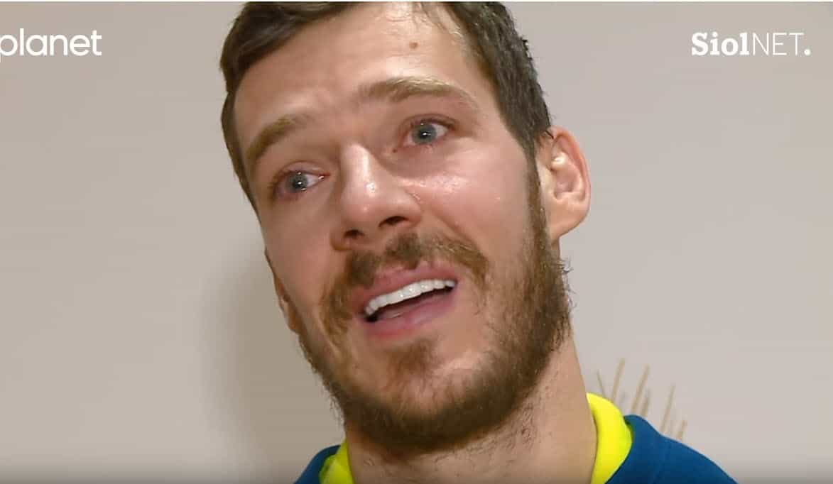 Emouvant : Goran Dragic en larmes après avoir reçu le maillot de Petrovic