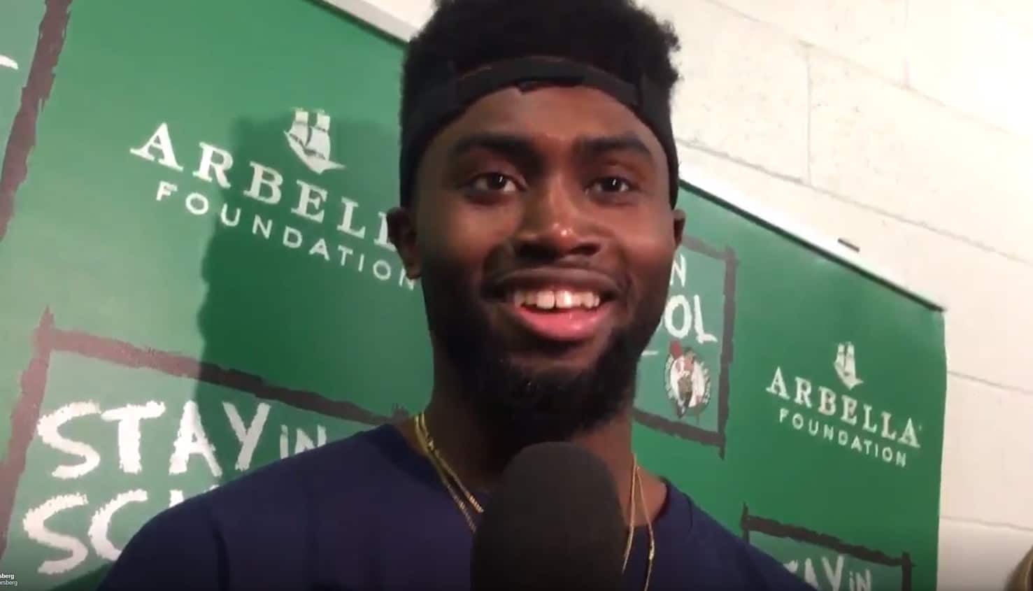 Jaylen Brown se moque gentiment de Kyrie Irving et de sa Terre plate