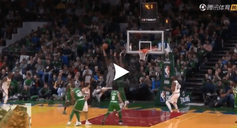Aron Baynes se sacrifie pour priver le Greek Freak d’un dunk fou