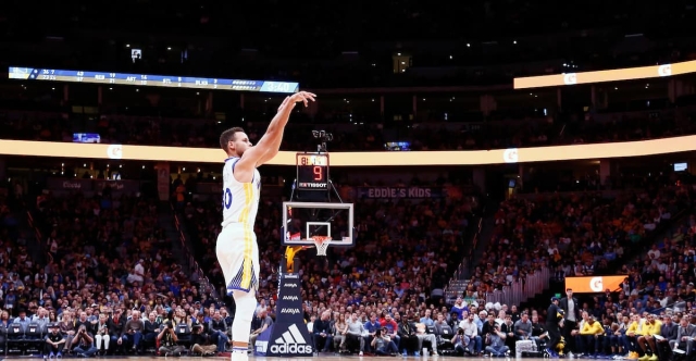 Stephen Curry est contre la ligne à 3-points chez les jeunes