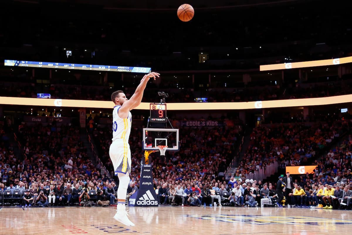 Stephen Curry est contre la ligne à 3-points chez les jeunes