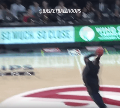 Un fan des Hawks met un panier dingue pour 10 000 dollars