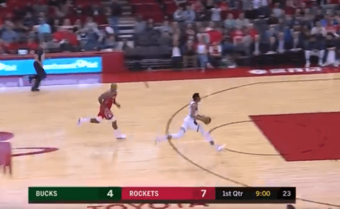 Giannis remonte la moitié de terrain en un dribble avant de dunker