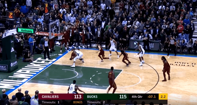 Giannis vole la balle à LeBron et plante le game winner !