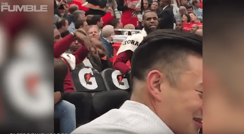 LeBron s’embrouille avec un fan des Bulls depuis le banc