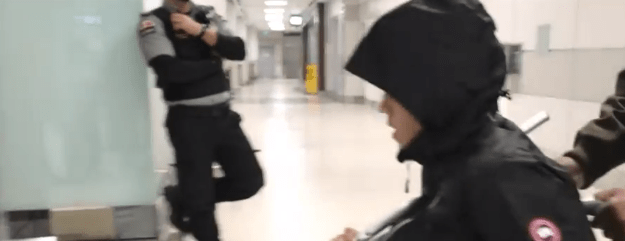 Devin Booker en fauteuil roulant, c’est quand même pas bon signe…