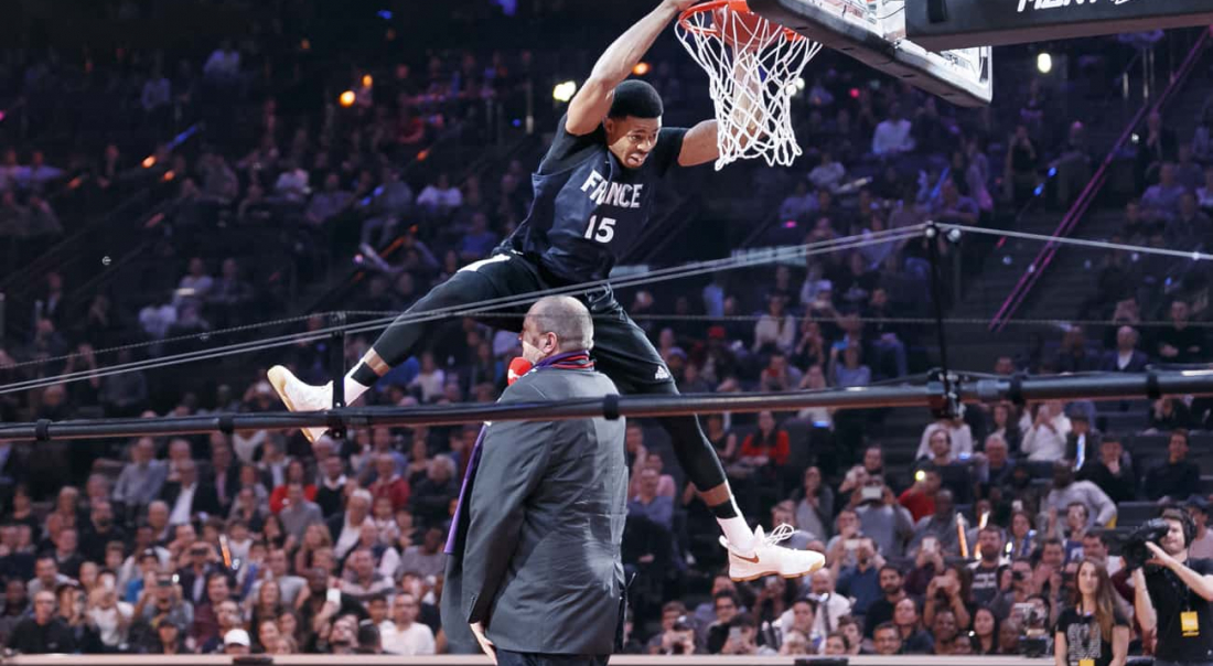 Fred Weis vengé du dunk de Vince Carter, 17 ans après