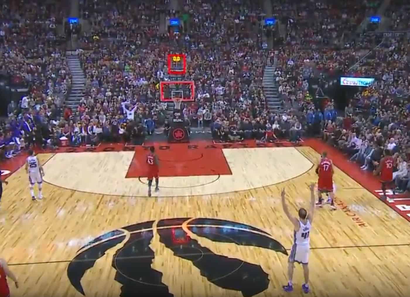 George Hill marque au buzzer du milieu de terrain !