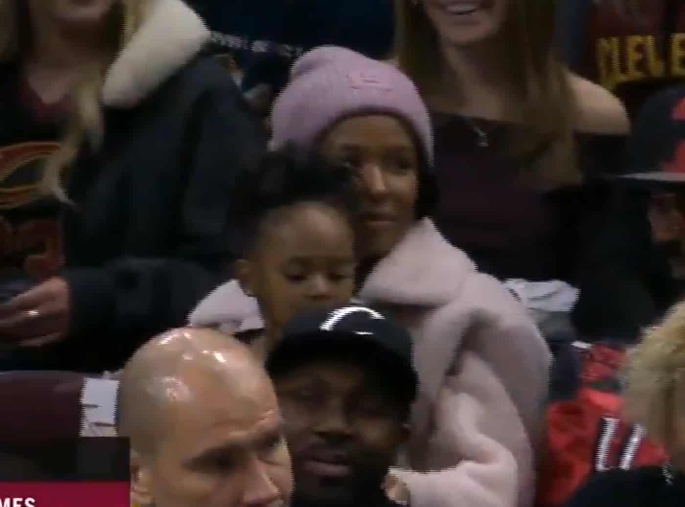 LeBron James, ce papa modèle, même en plein match