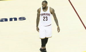 CQFR : LeBron voit encore triple, « Vinsanity » honoré