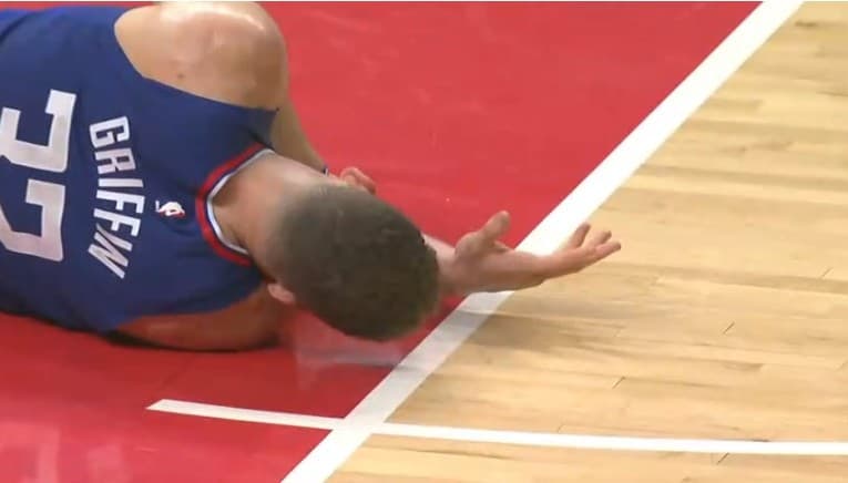 Blake Griffin complètement K.O. après un coup de coude de Javale McGee