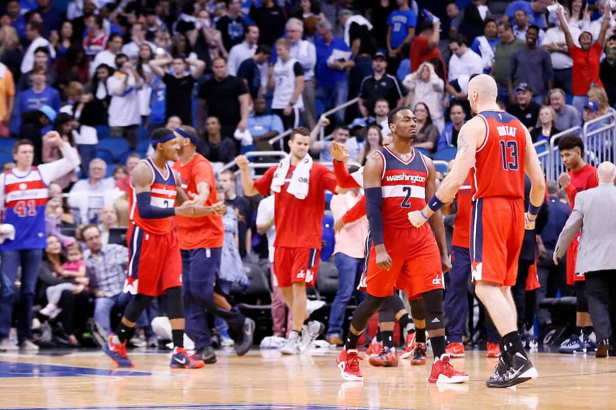 John Wall et Marcin Gortat s’expliquent en plein match…