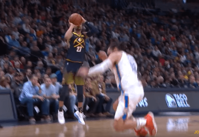 Interdit aux -18 : Murray violente les chevilles d’Adams