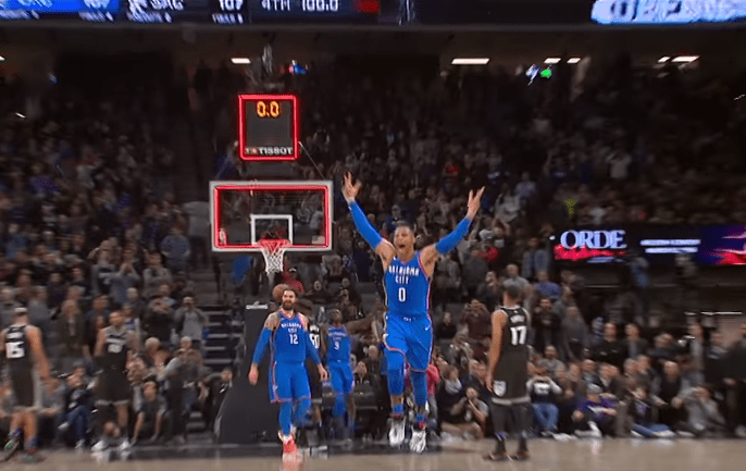 Russell Westbrook plante le trois-points pour la gagne au buzzer !