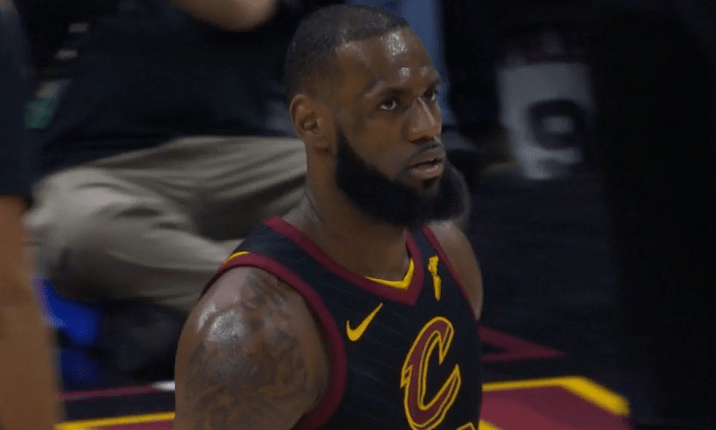 LeBron James très loin des Lakers ?