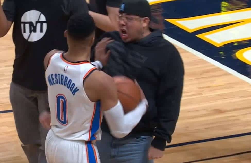 Russell Westbrook repousse un fan des Nuggets trop collant
