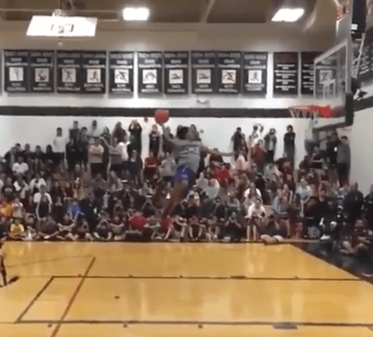 Dunk fou : On a vu un homme voler !